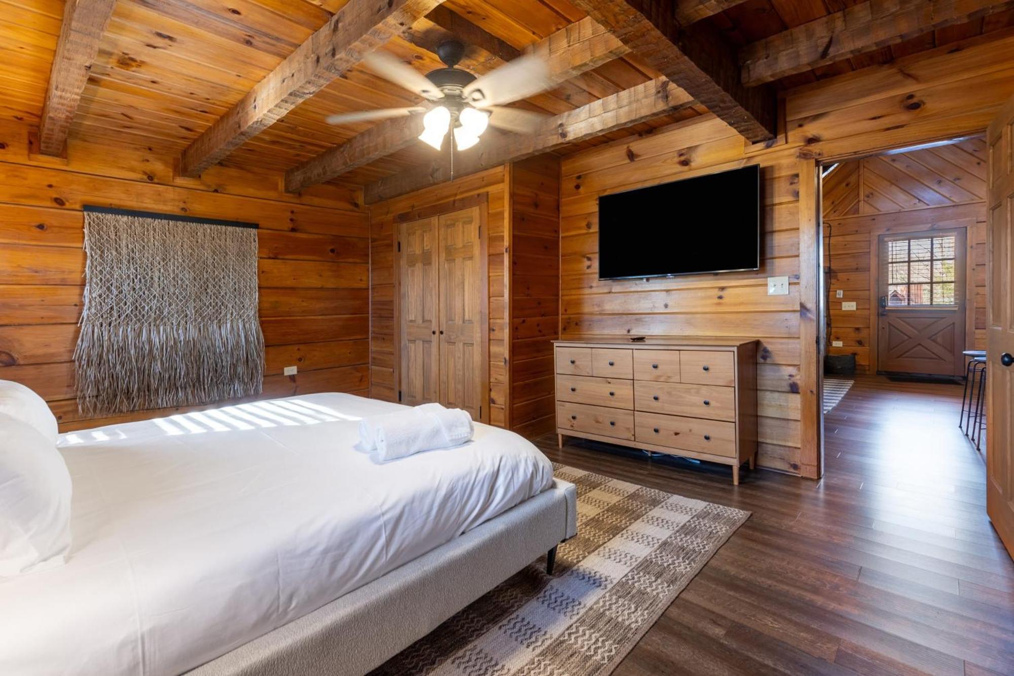 Dudley II By Avantstay Comfortable Cabin W Hot Tub Views Пиджен Фордж Екстериор снимка