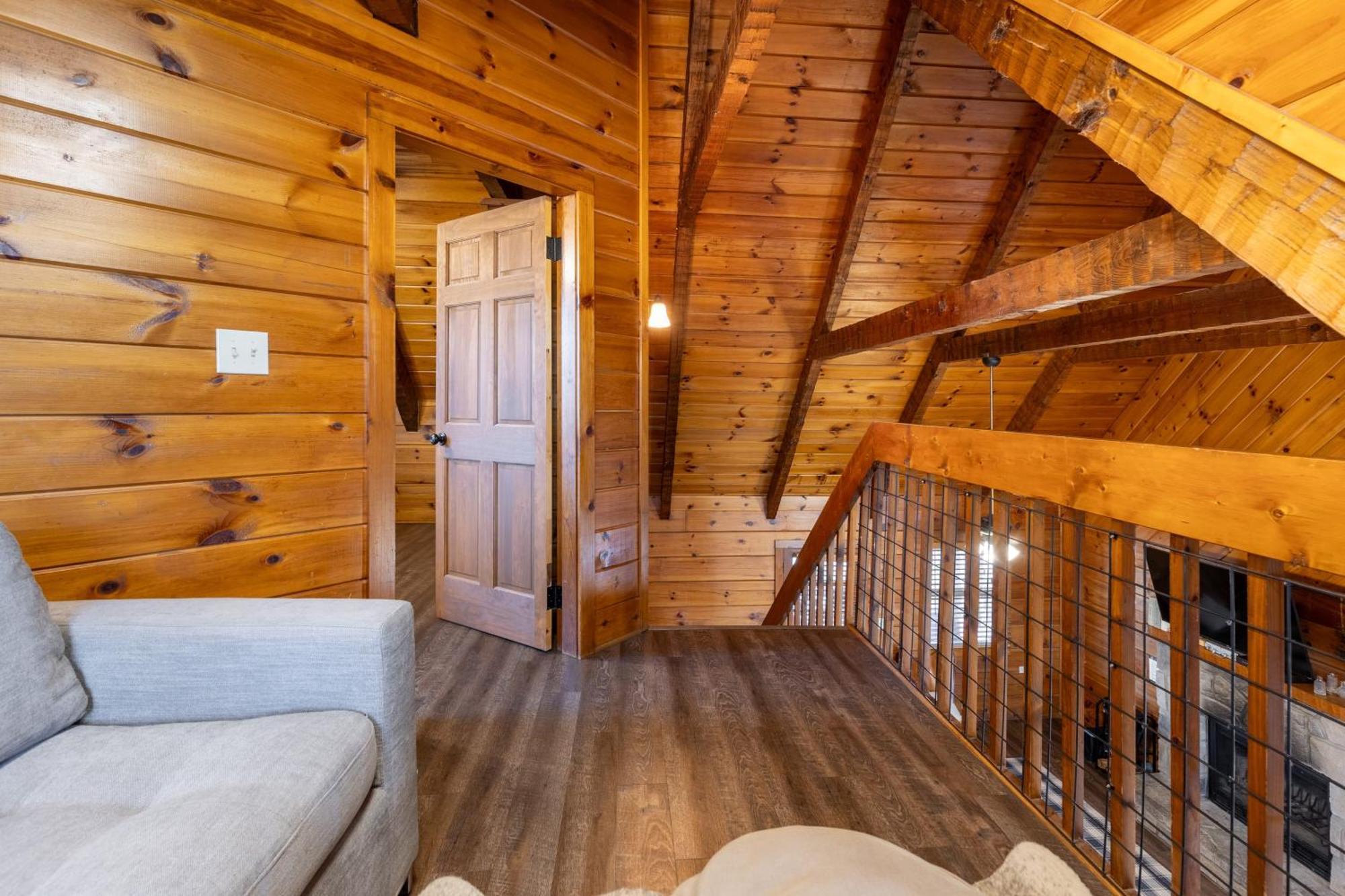 Dudley II By Avantstay Comfortable Cabin W Hot Tub Views Пиджен Фордж Екстериор снимка