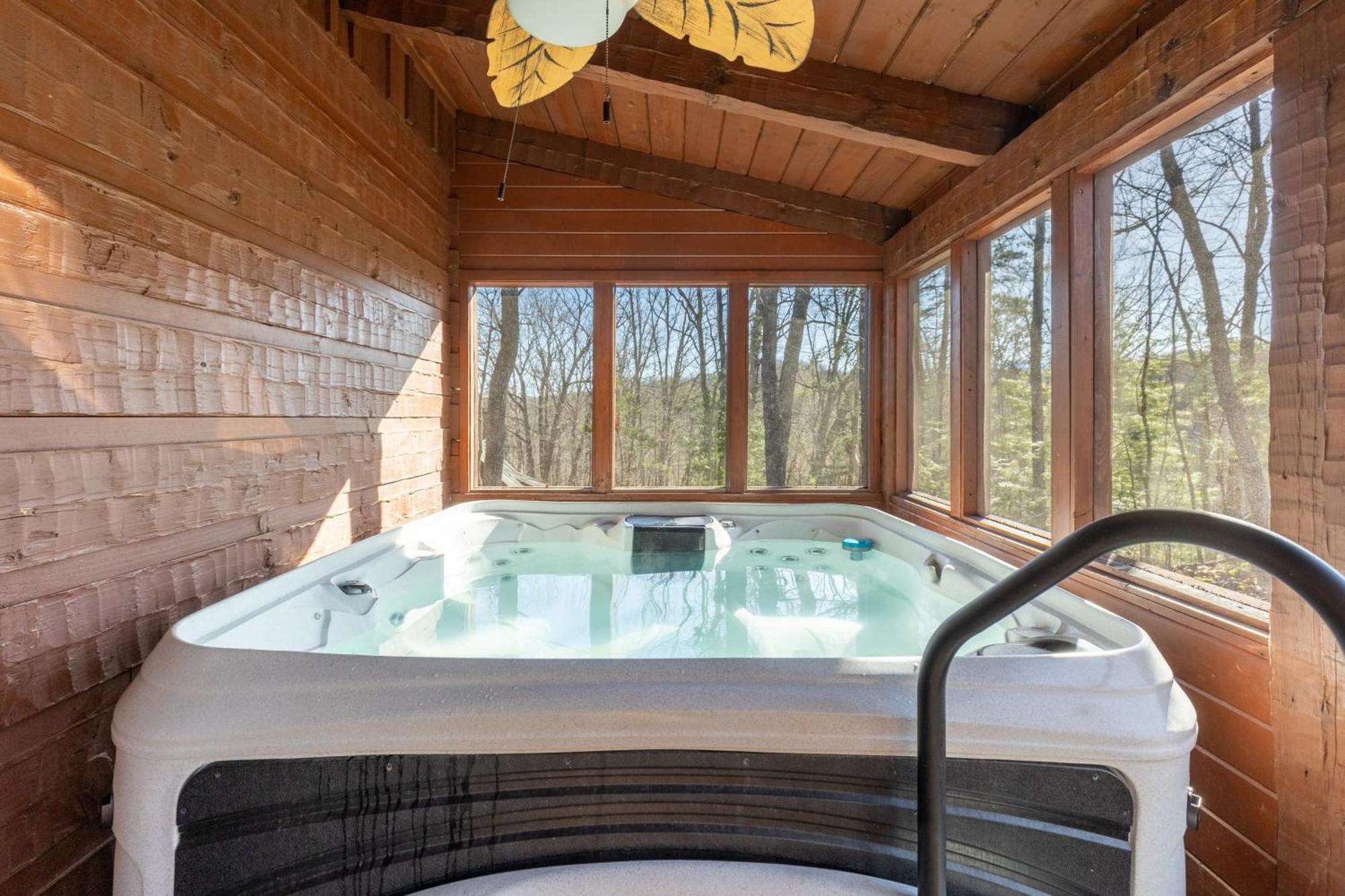 Dudley II By Avantstay Comfortable Cabin W Hot Tub Views Пиджен Фордж Екстериор снимка
